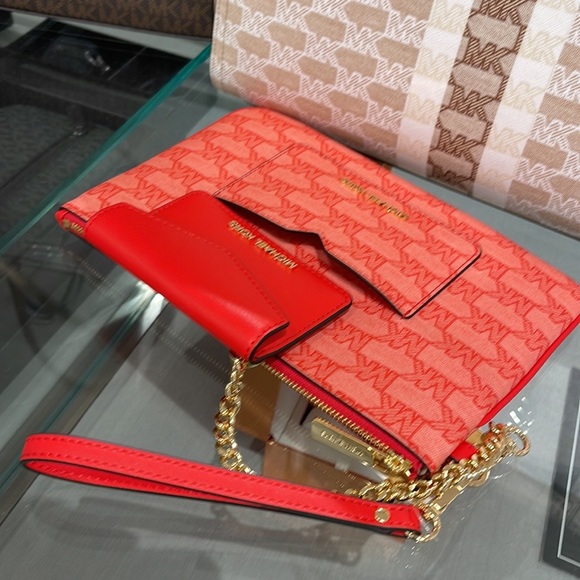 MICHAEL KORS JET SET ITEM LG 2 in 1 CARD CASE & WRISTLET
Dark Sangria
NWT - Picture 9 of 16